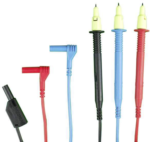 Plusieurs câbles de mesure de différentes couleurs (rouge, bleu, noir) munis de pinces crocodiles et de pointes de test, utilisés pour les tests électriques.