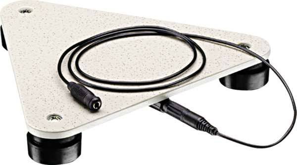 Un appareil triangulaire de couleur beige avec un câble noir et reposant sur des pieds. Il pourrait s'agir d'un capteur ou d'une plateforme de mesure.