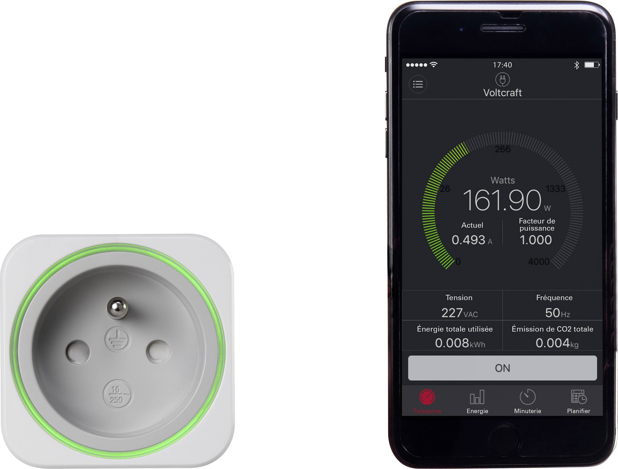 Une application mobile affiche la consommation électrique actuelle en watts (161,90) et la tension (227 V AC) d'un appareil connecté. À côté se trouve une prise électrique.