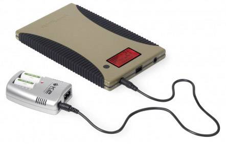 Un disque dur externe doré avec un affichage rouge, connecté à un chargeur de batterie argenté.