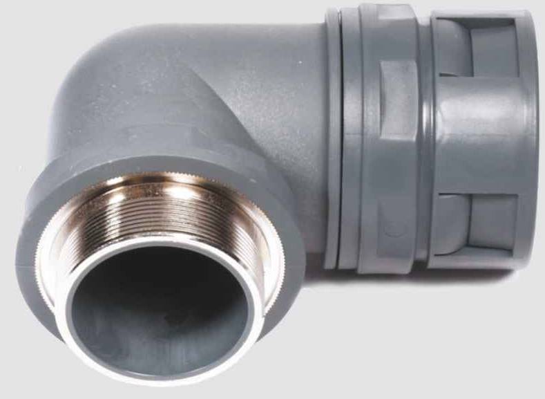 Connecteur d'angle en plastique gris avec filetage métallique, visible sur le côté, destiné à la jonction de conduites dans les installations sanitaires.