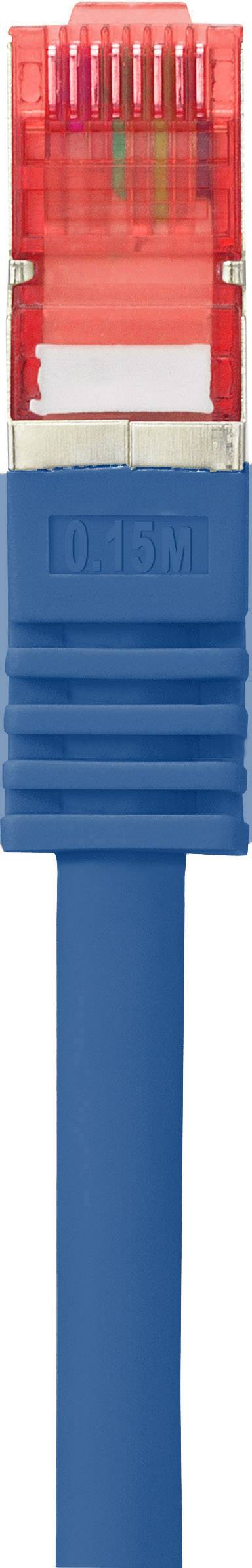 Un câble réseau rouge avec une prise bleue, probablement un câble Ethernet, pour les réseaux Internet ou informatiques.