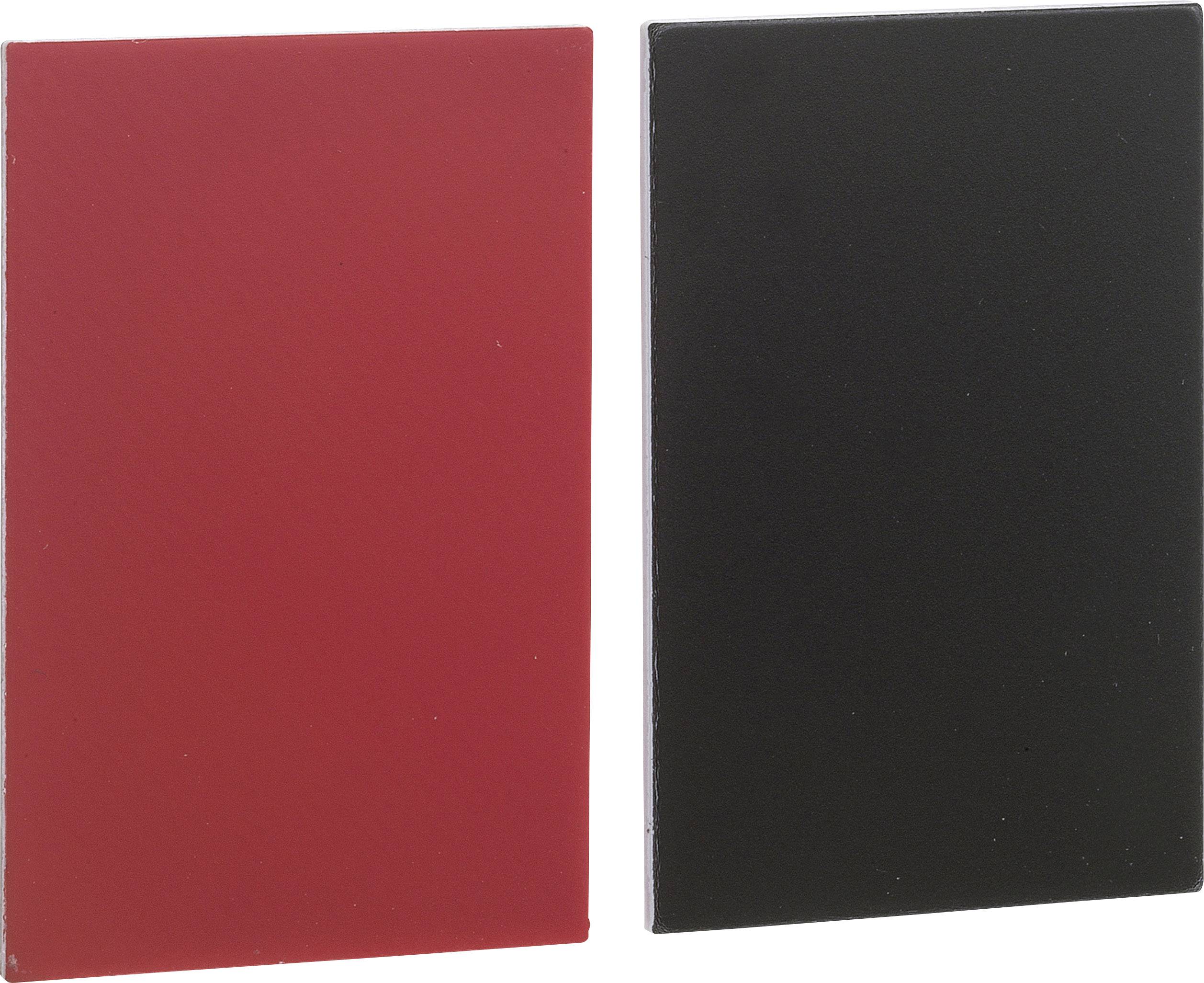 Deux cartes rectangulaires, l'une rouge et l'autre noire, côte à côte.