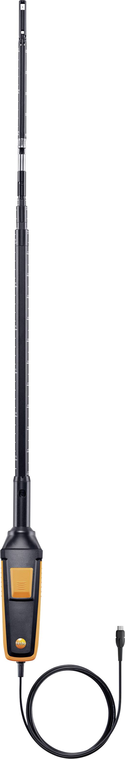 Un dispositif de mesure numérique avec une longue tige de capteur et un câble, utilisé pour mesurer la température ou le débit d'air.