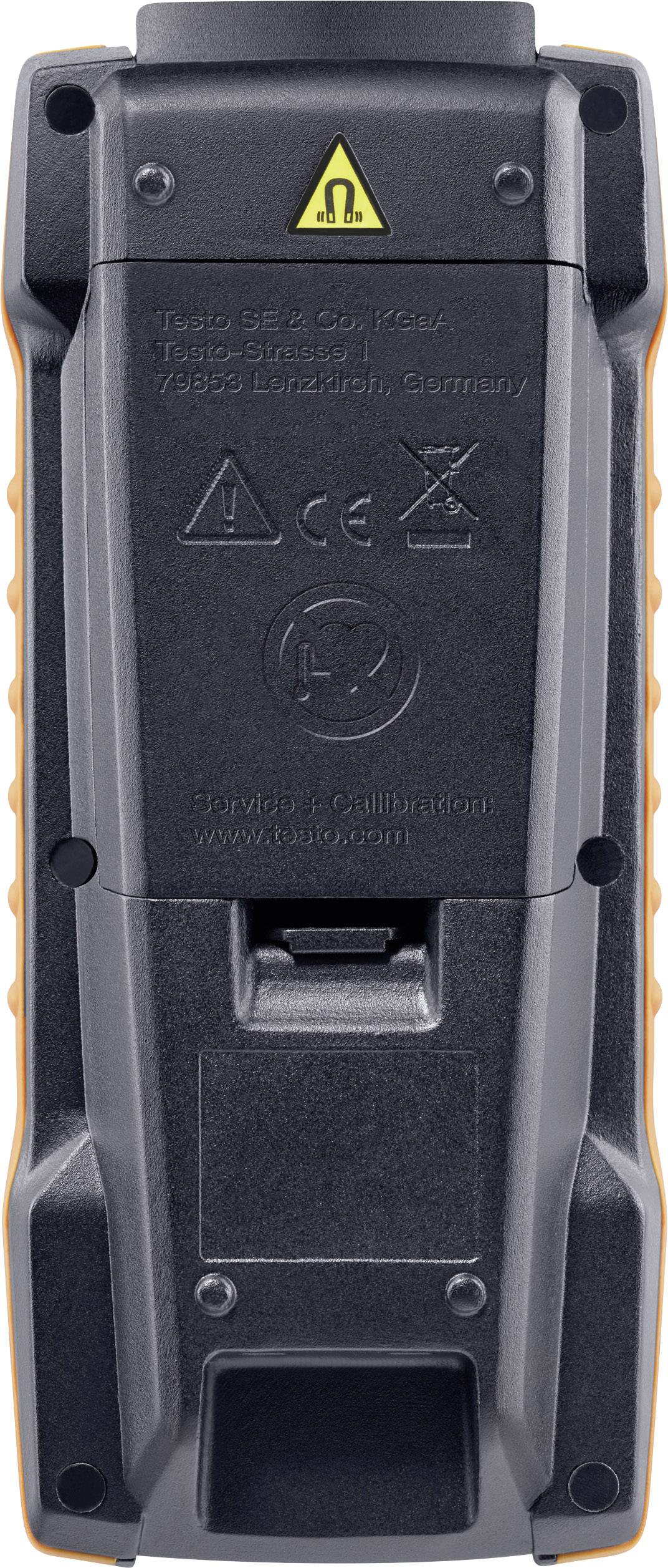 Un appareil électronique noir avec un symbole d'avertissement jaune en haut et plusieurs logos de certification. Le texte indique des informations sur le fabricant et la calibration.