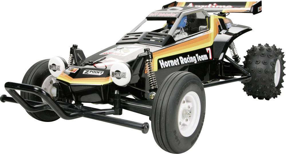 Voiture télécommandée noire à design de course sur roues blanches, avec des autocollants 'Hornet Racing Team 7' sur les côtés.