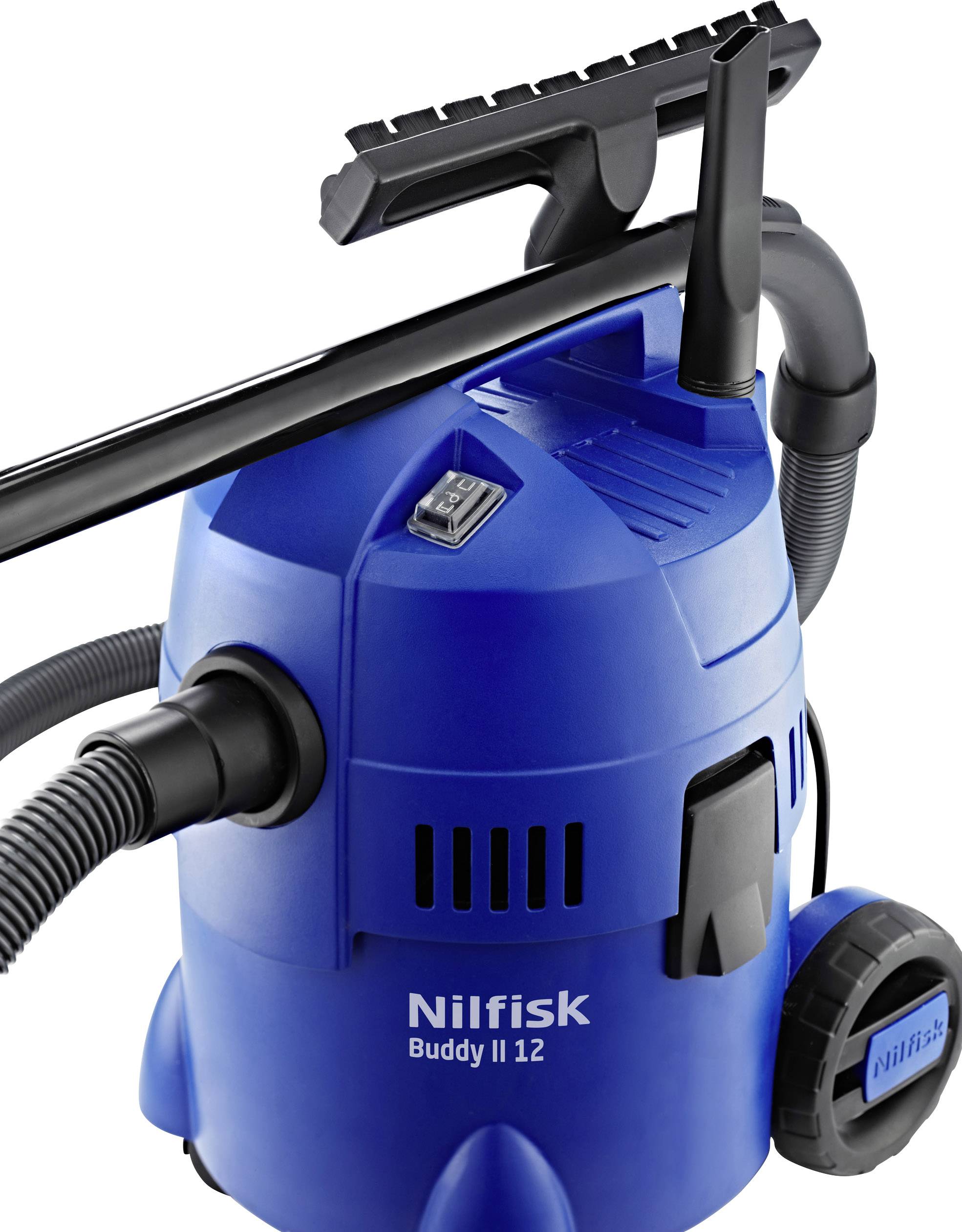 Un aspirateur eau et poussière bleu de la marque 'Nilfisk Buddy II 12' avec tuyau et accessoires de nettoyage. Idéal pour le nettoyage d'atelier.