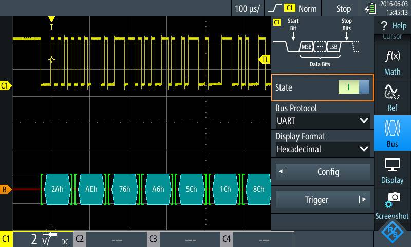'L'écran de l'oscilloscope affiche un signal numérique avec des ondes rectangulaires et des valeurs hexadécimales. Interface pour l'analyse de protocole de signal (UART).'