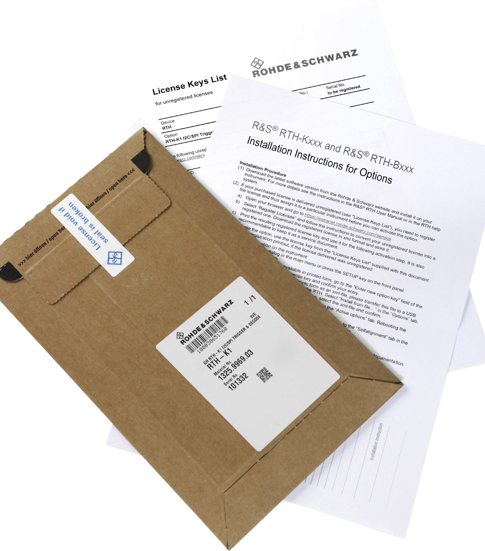 Une enveloppe brune de la marque Rohde & Schwarz, à côté des instructions et un document de liste de clés de licence.