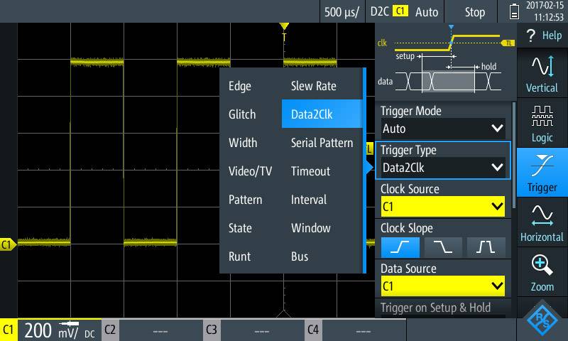 L'écran de l'oscilloscope affiche plusieurs menus et paramètres : Edge, Glitch, Serial Pattern ; Mode de déclenchement, Source d'horloge, Pente d'horloge.