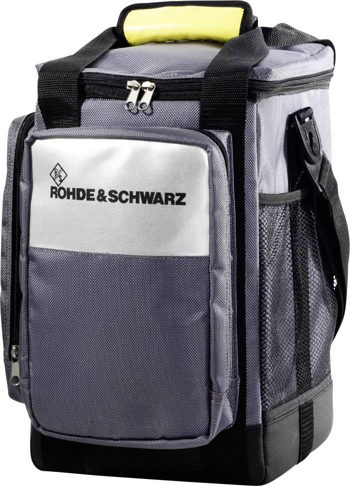 Un sac à dos gris avec une poignée de transport noire, une poche avant et le logo 'ROHDE & SCHWARZ' sur le devant.