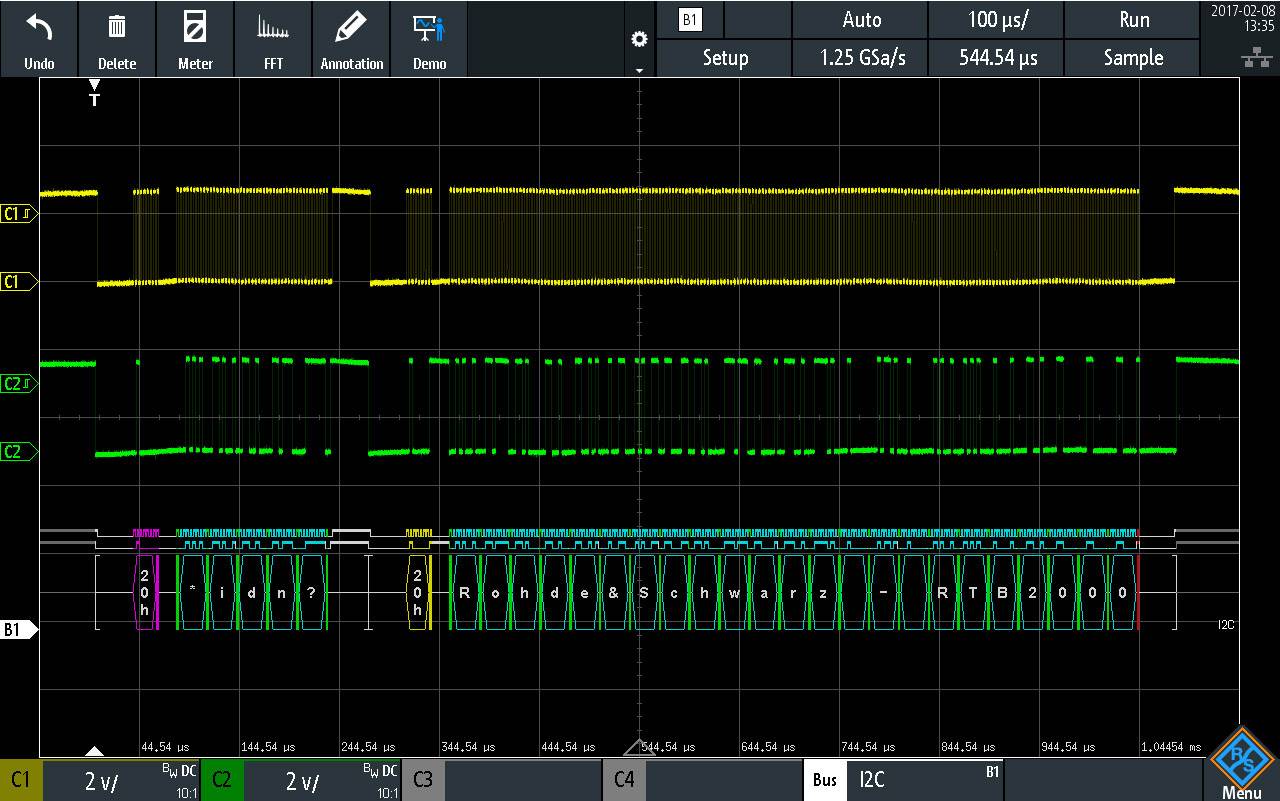 Oscilloscope avec affichage de plusieurs courbes de signaux. Montre une communication I2C numérique avec différentes valeurs de tension et échelles de temps.