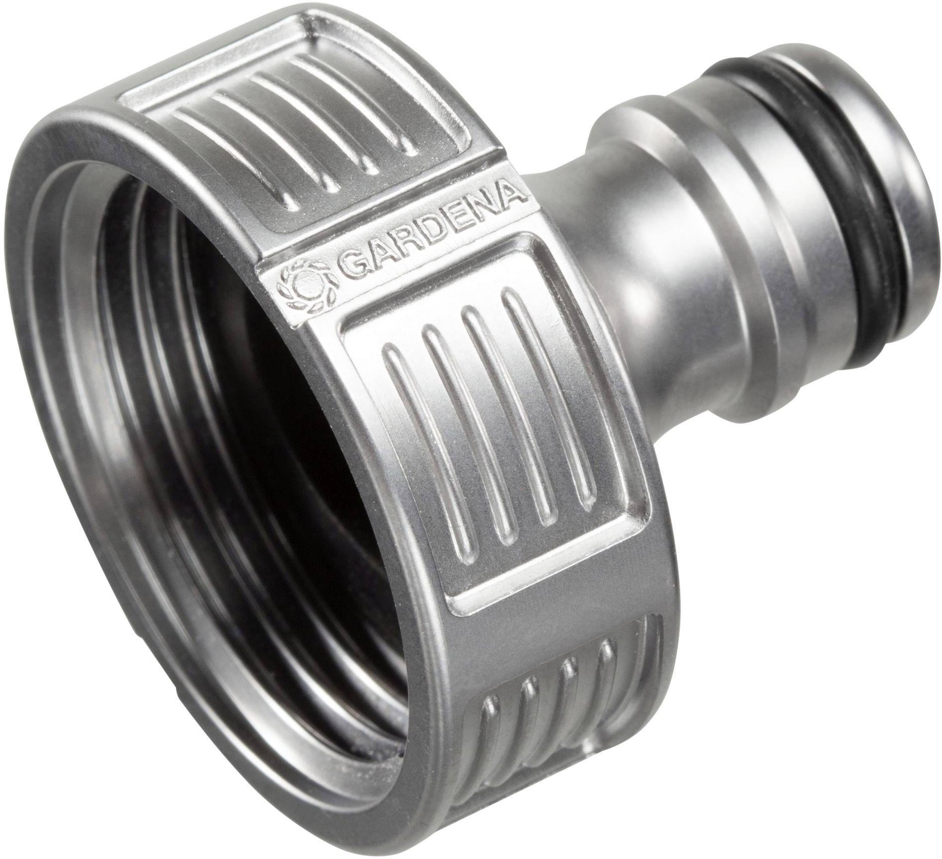 Un adaptateur de connexion de tuyau argenté avec surface striée et inscription 'Gardena' pour tuyaux d'arrosage.