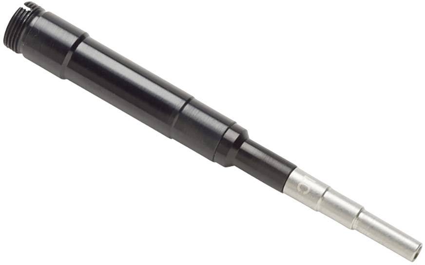 Une pièce d'outil métallique noire, un long cylindre en forme de tige avec une extrémité lisse et une extrémité cannelée, sur un fond blanc.