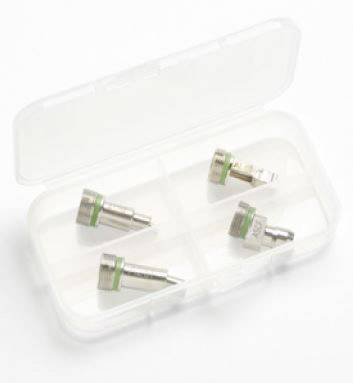 Quatre buses métalliques avec des anneaux verts dans un boîtier en plastique transparent. Elles sont rangées de manière appropriée dans des compartiments séparés.