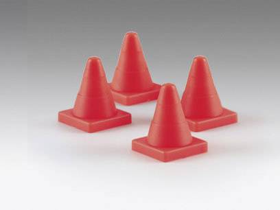 Quatre cônes de signalisation rouges en plastique sont disposés en rectangle sur une surface lisse.
