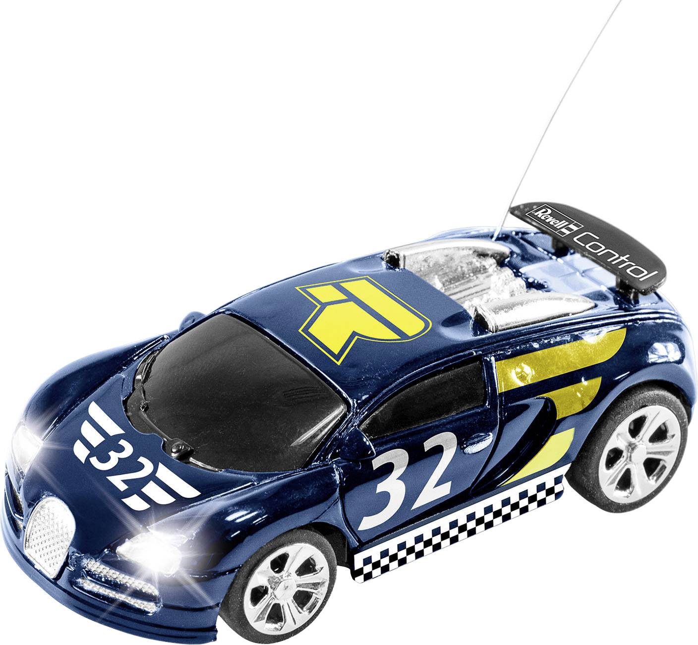 Voiture télécommandée bleue avec un 'R' jaune sur le capot et le numéro '32' sur les côtés. Télécommande visible au-dessus.