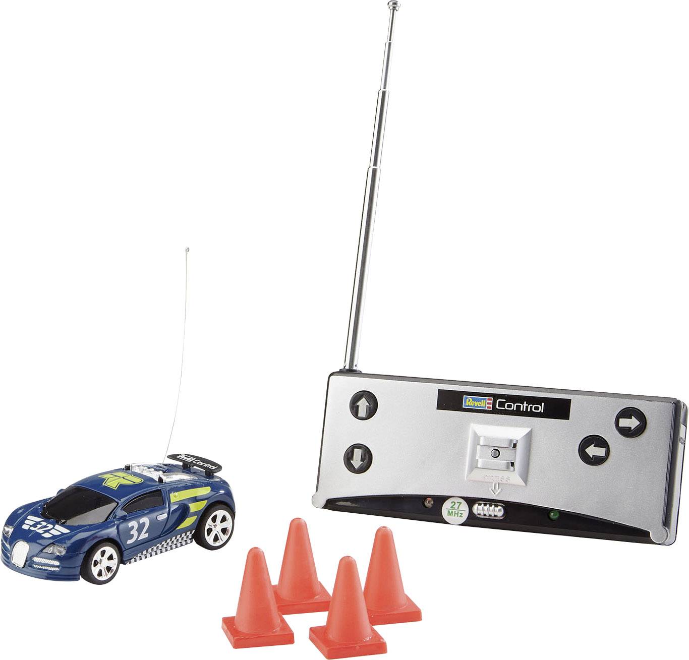Une voiture de course télécommandée bleue avec trois cônes de signalisation rouges.