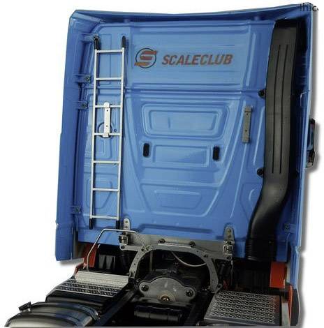L'image montre l'arrière d'une cabine de camion bleue avec une échelle métallique et l'inscription 'Scaleclub'.