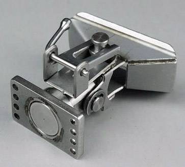 Une charnière rectangulaire en argent brillant, dotée d'un levier et de vis, adaptée pour la jonction de plaques métalliques.