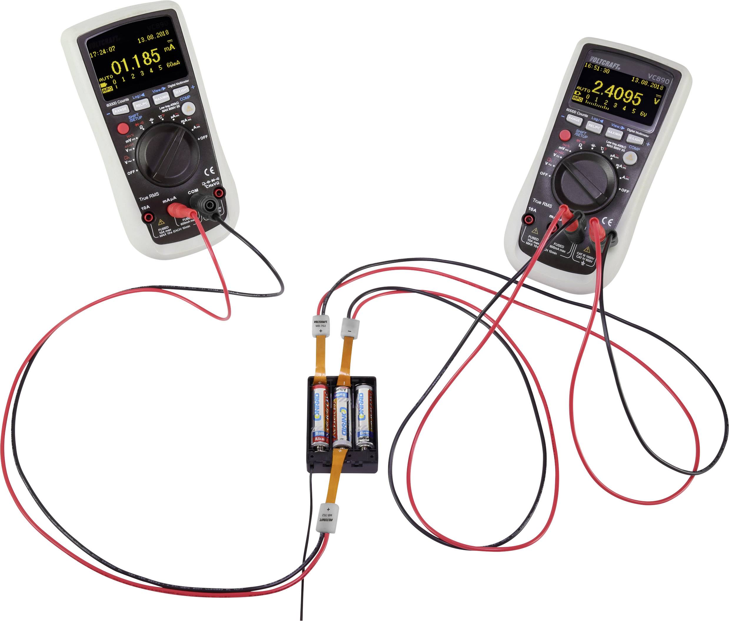 Deux multimètres mesurent le courant et la tension d'un circuit avec des batteries. Les affichages indiquent 1,185 ampères et 2,4095 volts.