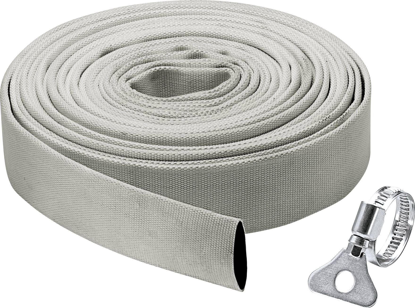 Un tuyau en tissu gris enroulé avec une clé en métal argenté et un collier de serrage à côté.