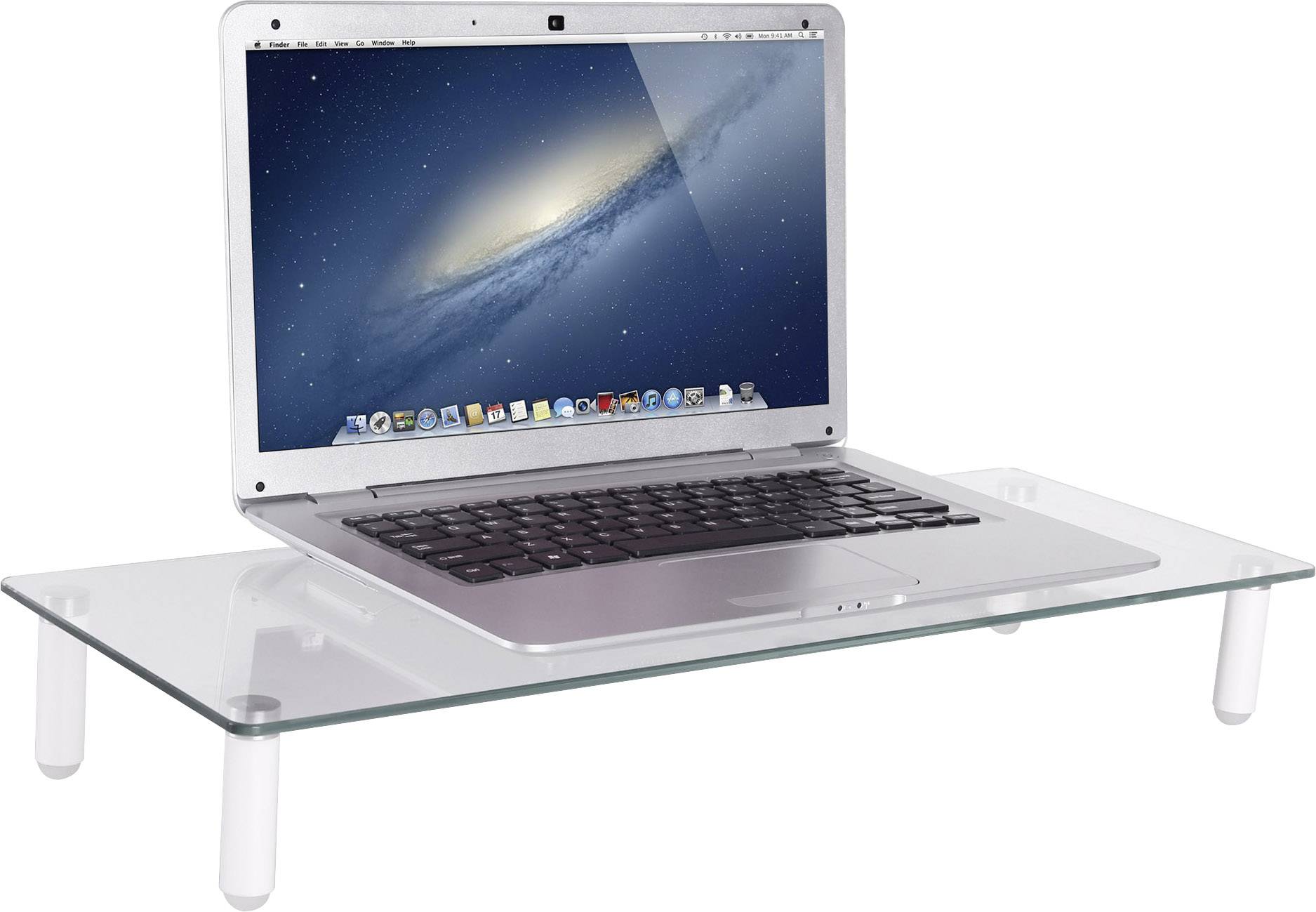 Ordinateur portable argenté posé sur un support transparent en verre. L'écran affiche le fond d'écran par défaut de macOS.