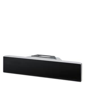 Un haut-parleur Bluetooth portable de forme rectangulaire en noir et argent. Une poignée de transport est située sur le dessus.