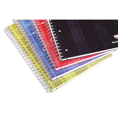 Une pile de cahiers à spirales colorés dans différentes couleurs (jaune, bleu, rouge, noir) est empilée.