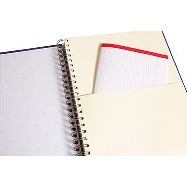 Un classeur à anneaux ouvert avec un bloc-notes quadrillé dans sa pochette intérieure, sur un fond blanc.