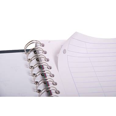 Un classeur à anneaux ouvert avec du papier ligné dépassant. L'accent est mis sur la reliure spirale et la structure des pages.