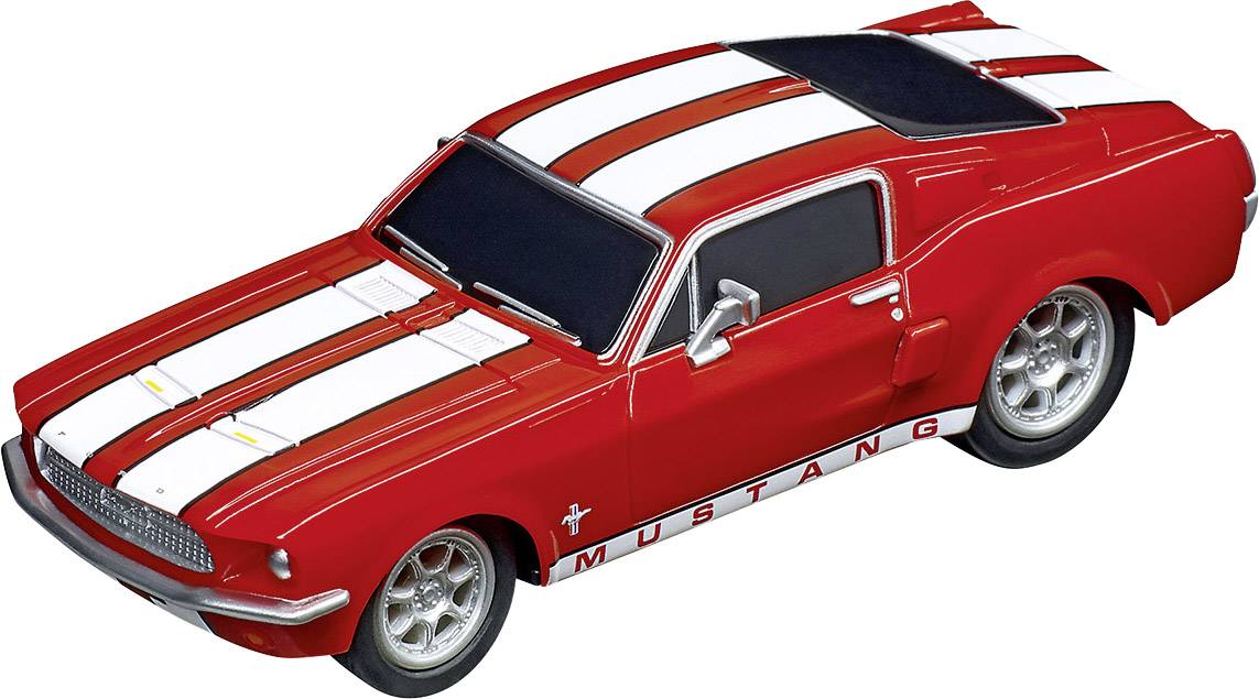 Une voiture miniature rouge de style sportif avec des bandes blanches et l'inscription 'Mustang' sur le côté.