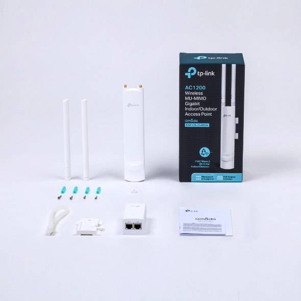 Un point d'accès sans fil TP-Link AC1200 avec deux antennes, un manuel d'installation, du matériel de montage et un câble réseau dans un emballage.