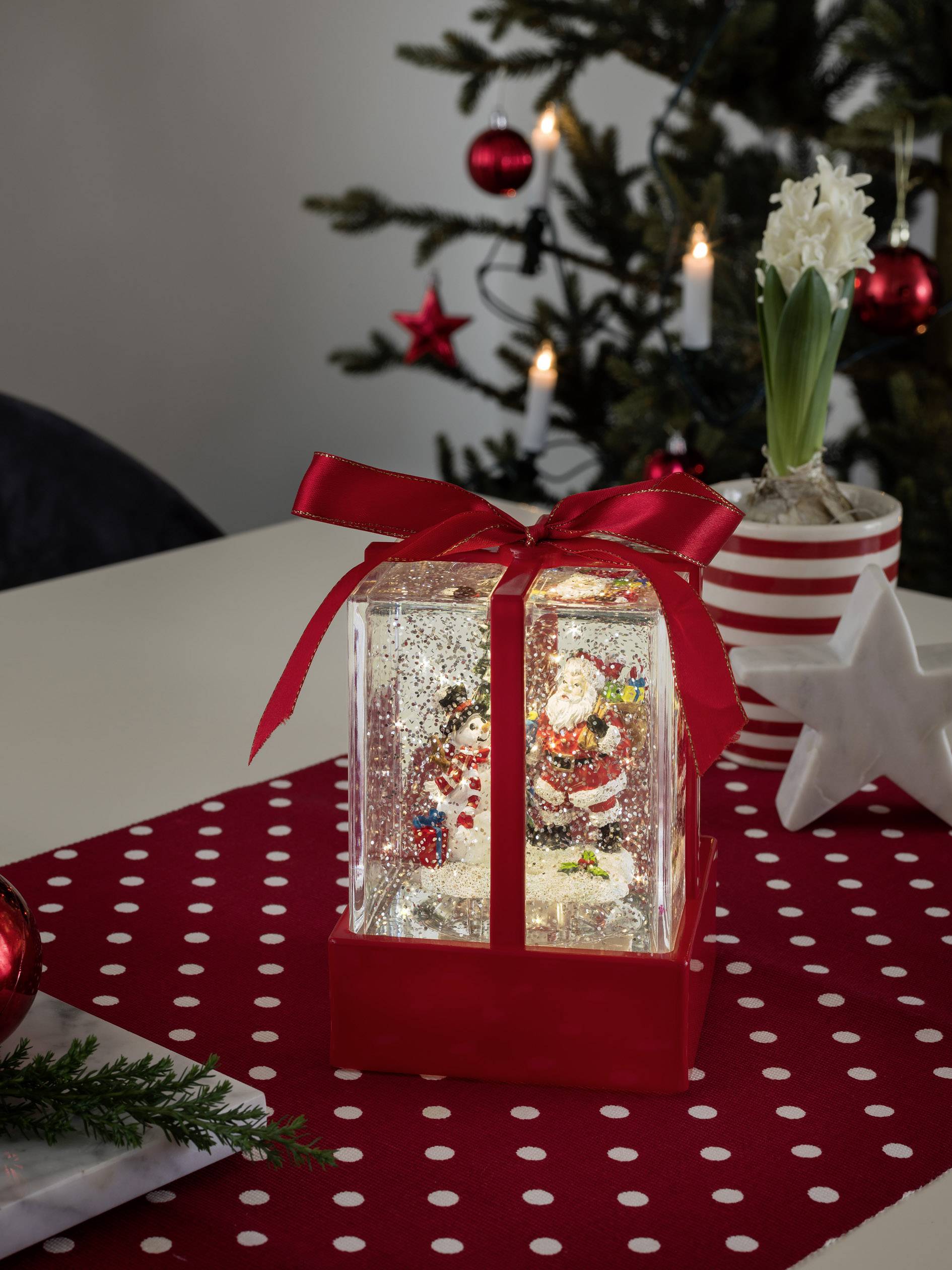Konstsmide 4352-550 cadeau avec Père-Noël et bonhomme de neige blanc chaud LED multicolore enneigé, rempli d'eau, minuteur, avec