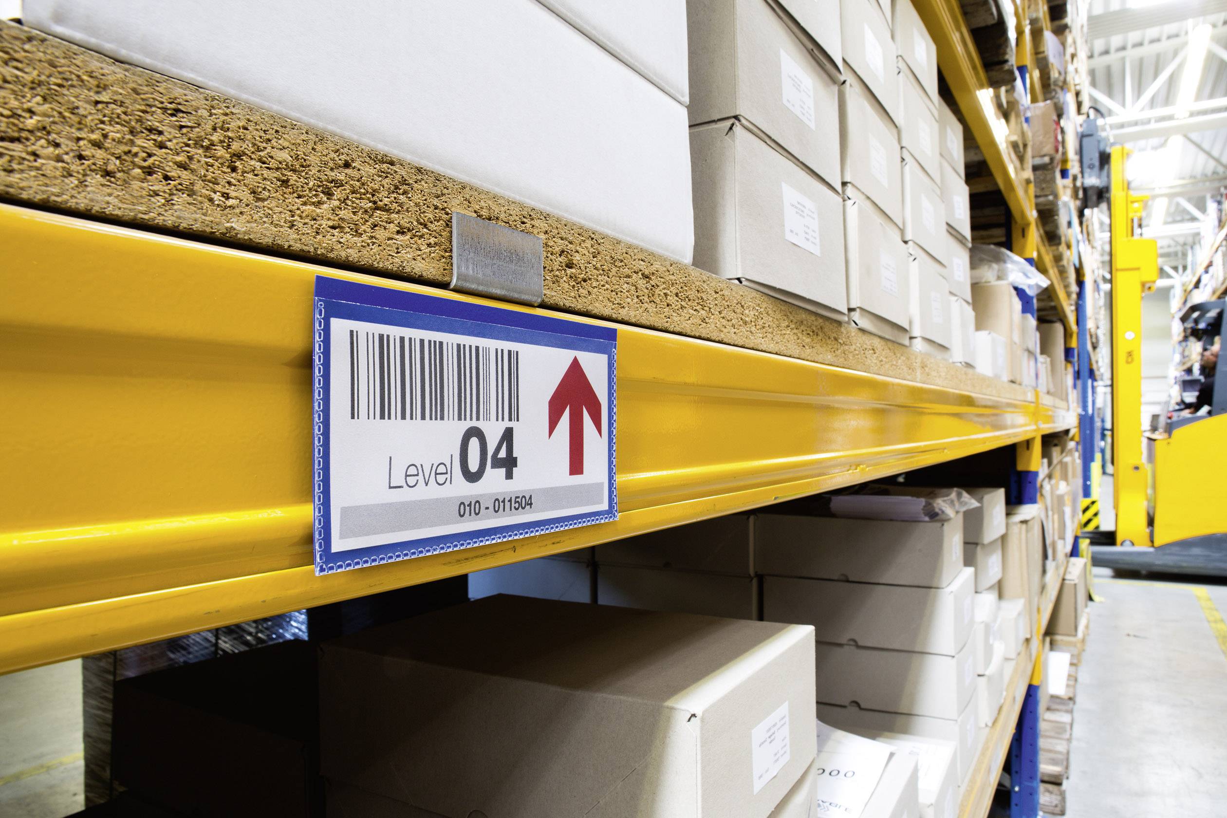 Étagère de stockage avec des boîtes, numéro de rayon 'Niveau 04' avec une flèche vers le haut sur l'avant, fond clair.