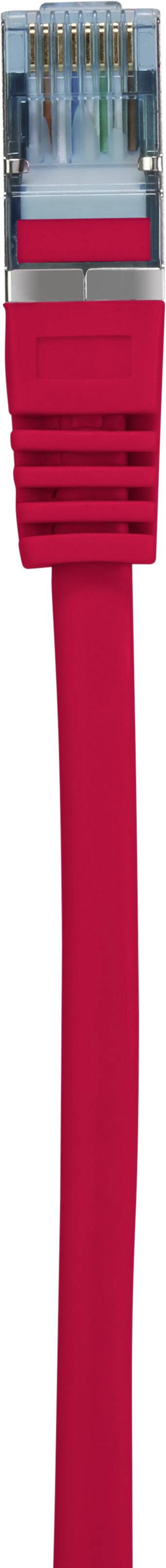 Câble réseau rouge avec connecteur RJ45, utilisé pour connecter des ordinateurs aux réseaux.