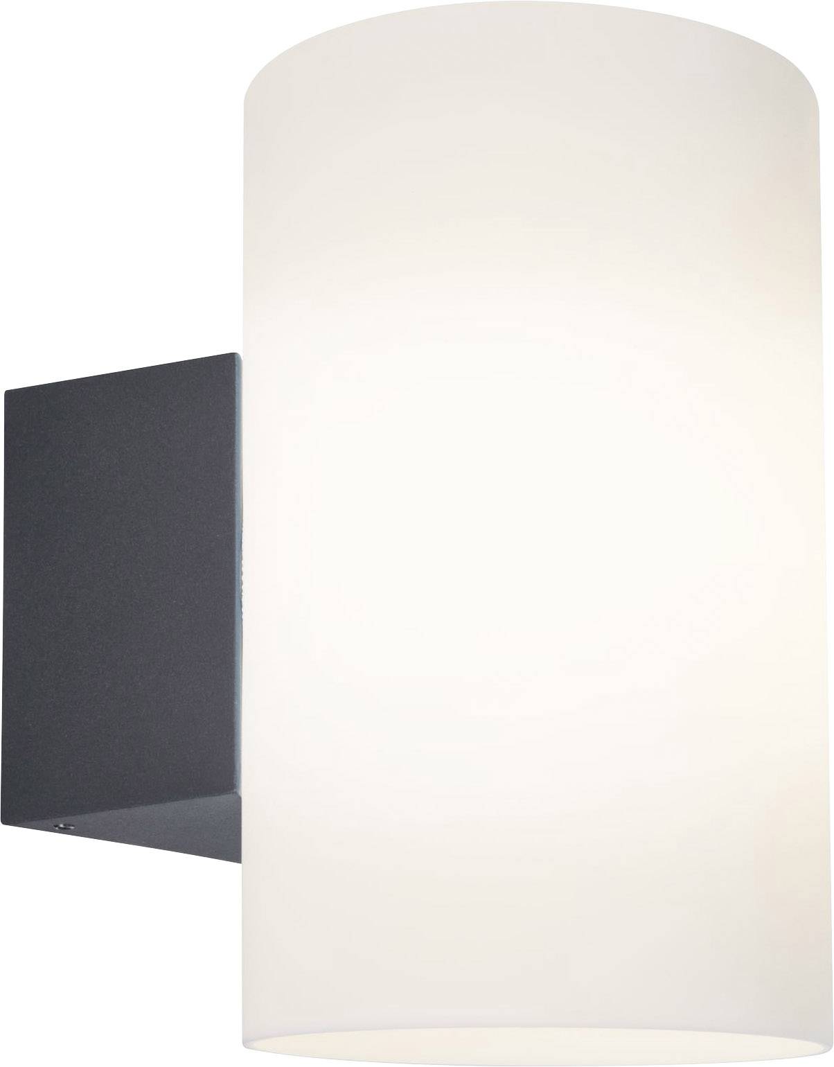 Une lampe murale moderne avec base noire et abat-jour cylindrique blanc en verre. Elle diffuse une lumière douce et diffuse.