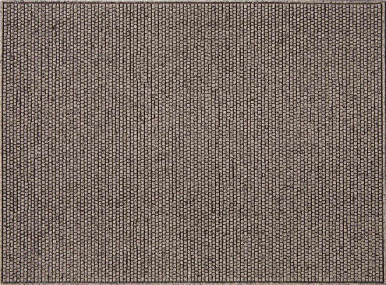 Un tapis rectangulaire au motif dense et uniforme de petits carrés sombres, bordé d'une lisière étroite plus claire.
