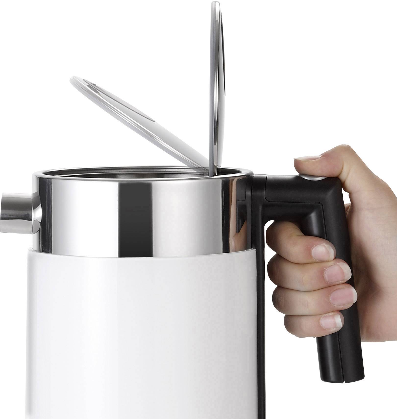 Une main tient une bouilloire blanche avec le couvercle ouvert, prête à être remplie.