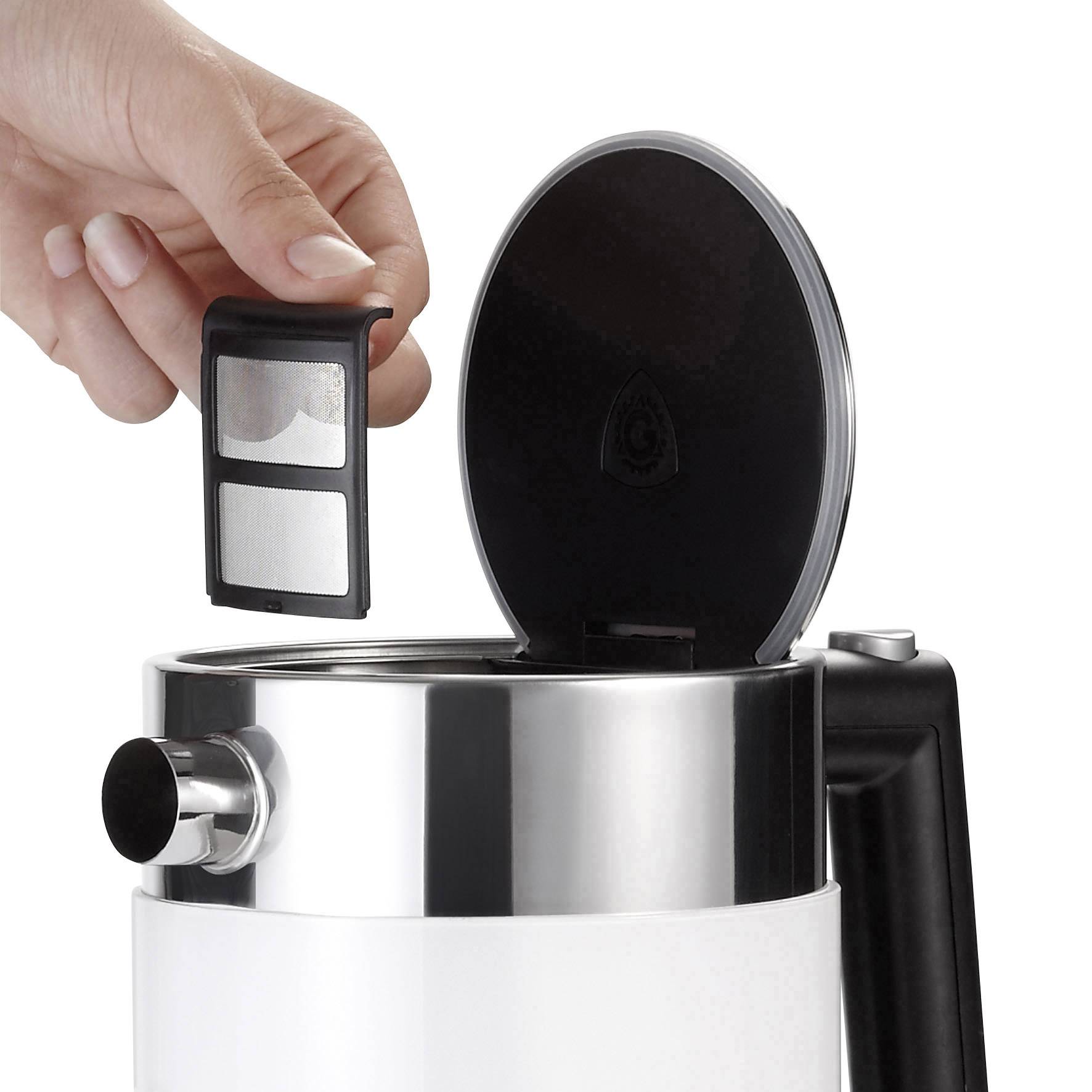 Une main soulève le couvercle du filtre à eau au-dessus d'une bouilloire dont le couvercle est ouvert. La bouilloire présente un design noir et argenté.