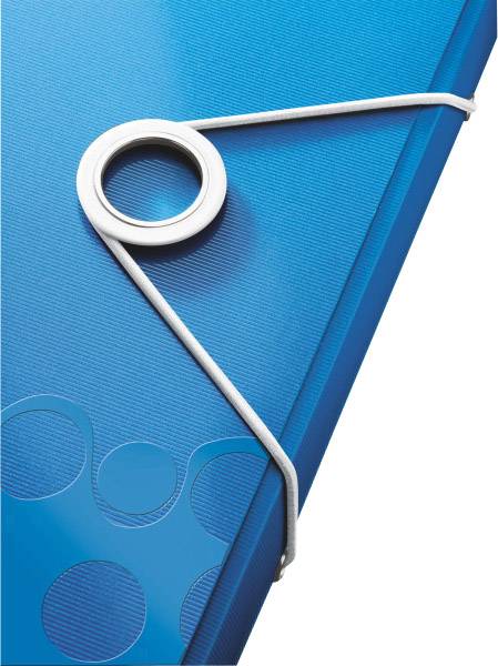 Gros plan sur une pochette de documents bleue avec une fermeture élastique blanche.