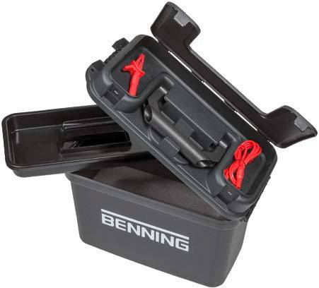 Une boîte à outils noire avec un couvercle rabattable. À l'intérieur se trouvent des câbles et des pinces rouges. L'inscription 'Benning' est visible.