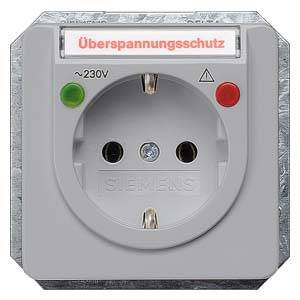 Prise électrique avec protection contre les surtensions. Le voyant vert indique le fonctionnement, le voyant rouge avertit d'une surtension.