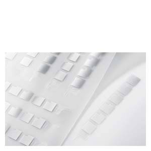 Autocollants carrés blancs sur deux feuilles transparentes, disposés de manière uniforme.