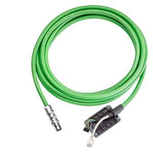 Câble Ethernet vert avec connecteurs aux deux extrémités, adapté aux applications industrielles et aux installations réseau robustes.