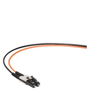Un câble à fibre optique avec une gaine orange et noire. À droite, l'extrémité est pourvue d'un connecteur servant à établir une connexion.