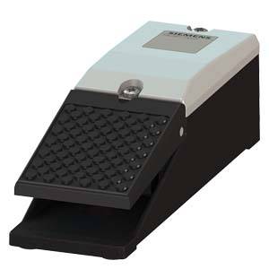 Pédale de commande en noir et blanc avec surface antidérapante. Utilisée pour le contrôle de machines et d'équipements.
