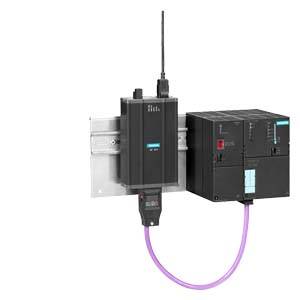 Appareil Ethernet industriel noir avec câble violet, monté sur une plaque métallique. Utilisé dans des applications de réseaux industriels.