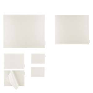 Différentes compresses de gaze blanche de différentes tailles sur un fond blanc.