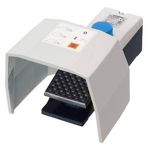 Un interrupteur de machine blanc et bleu avec un couvercle de protection et un manuel d'instructions en haut, utilisé pour commander des appareils.